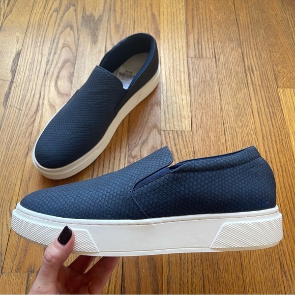 Arizona Slip On Platform Snake Print Navy Sneakers Size 11 NWT - Picture 1 of 6